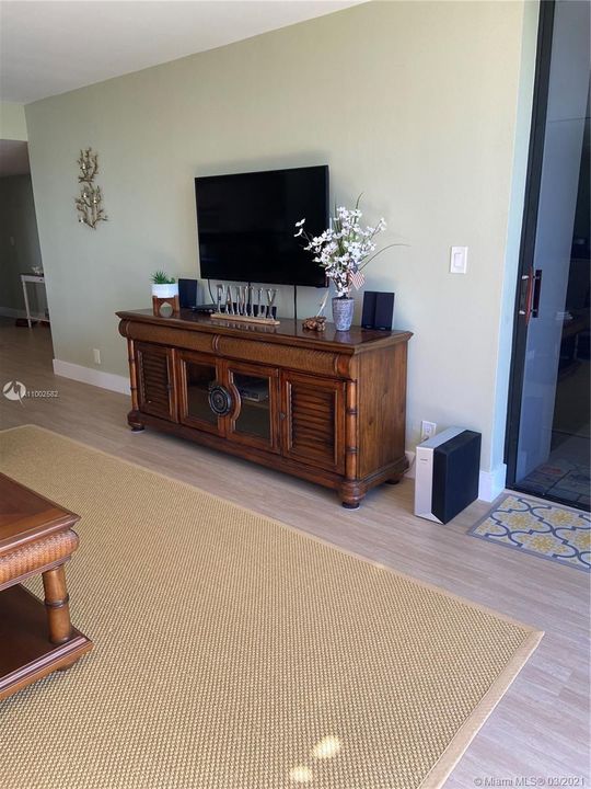 最近租的: $2,500 (2 贝兹, 2 浴室, 1307 平方英尺)