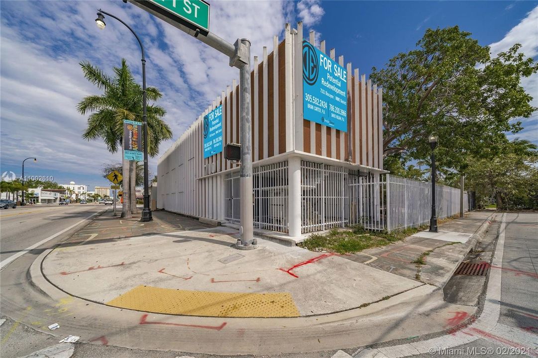 Imagine the potential with the right design, paint, landscaping and lighting.  Over 51,000 cars per day on Biscayne for great signage and branding potential.