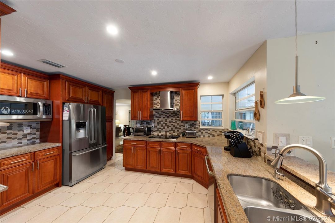 FULL KITCHEN VIEW W/ CUSTOM CABINETS / STAINLESS STEEL APPLIANCES / GRANITE COUNTER TOPS