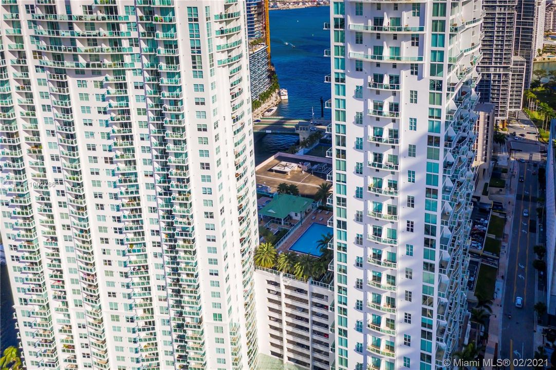 Recently Sold: $400,000 (2 beds, 2 baths, 1402 Square Feet)