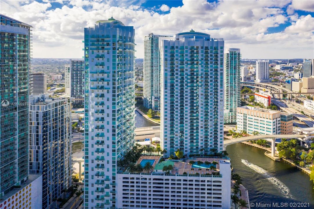 Recently Sold: $400,000 (2 beds, 2 baths, 1402 Square Feet)