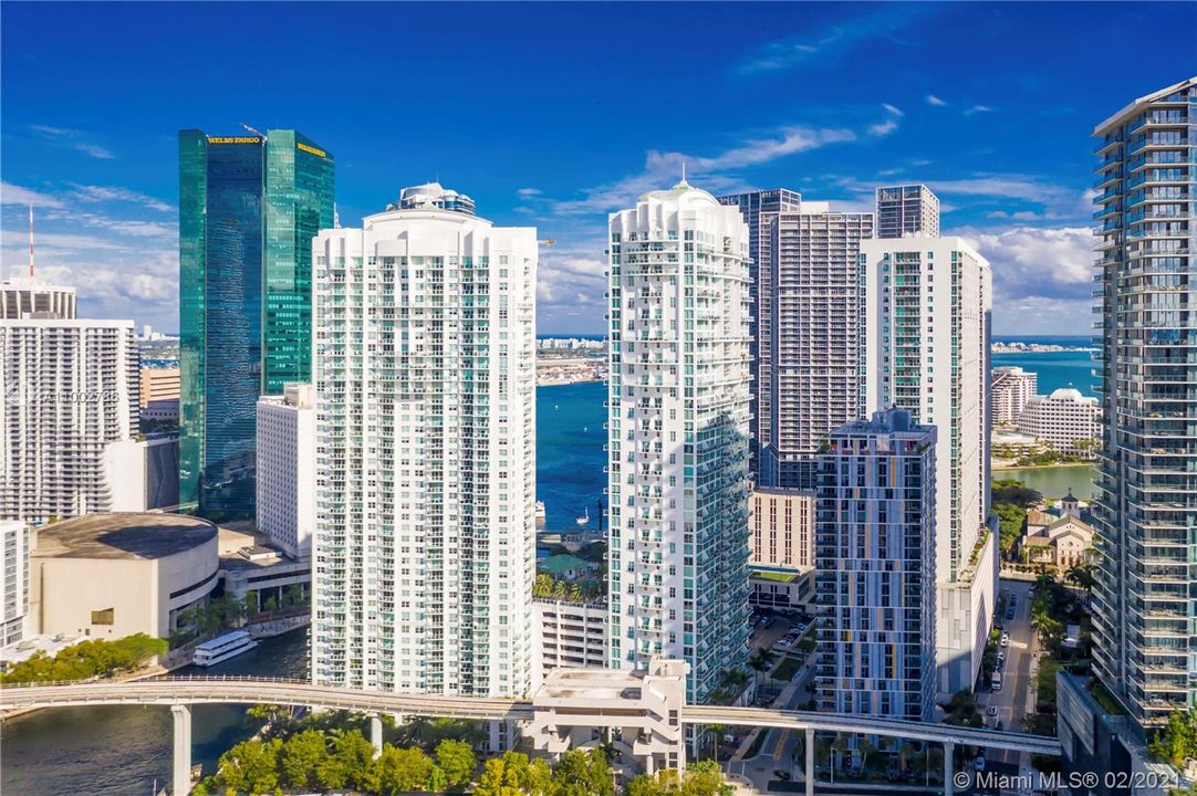 Recently Sold: $400,000 (2 beds, 2 baths, 1402 Square Feet)