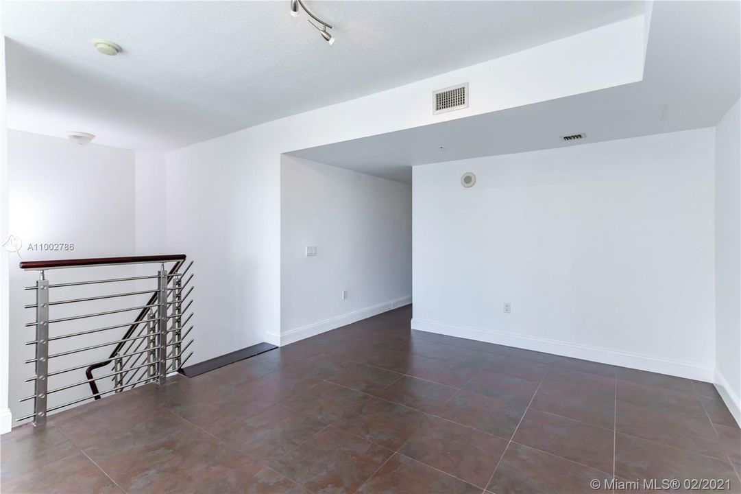 Recently Sold: $400,000 (2 beds, 2 baths, 1402 Square Feet)