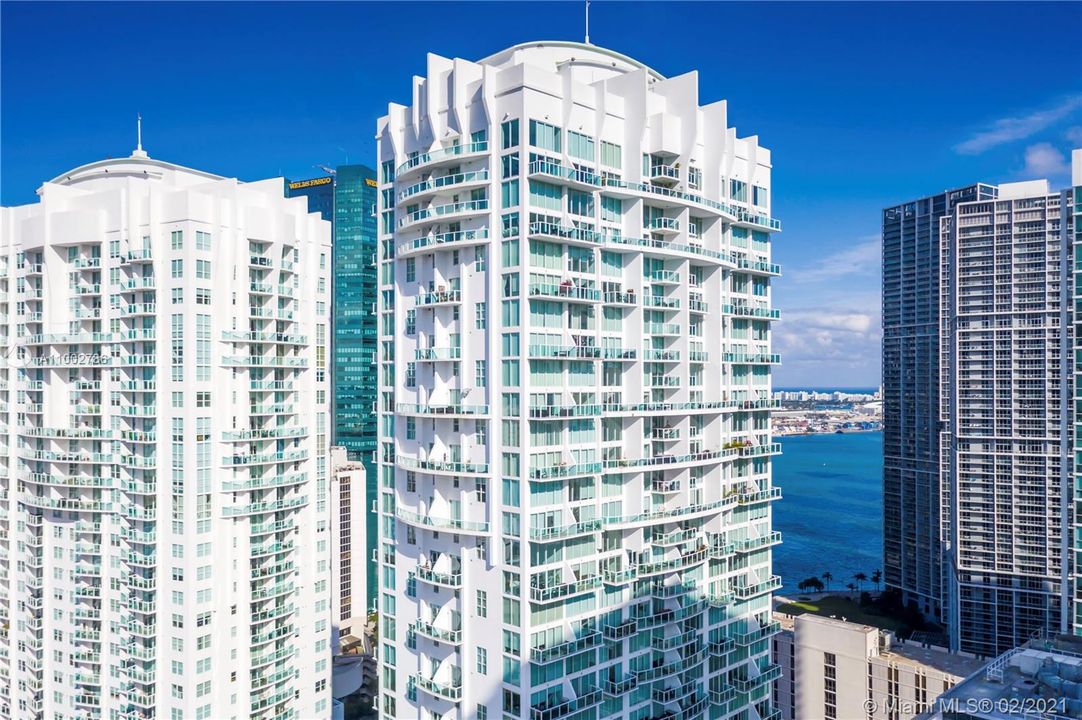Recently Sold: $400,000 (2 beds, 2 baths, 1402 Square Feet)