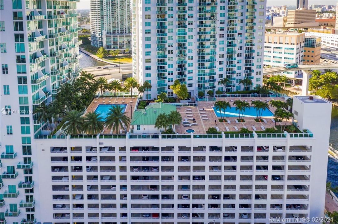 Recently Sold: $400,000 (2 beds, 2 baths, 1402 Square Feet)