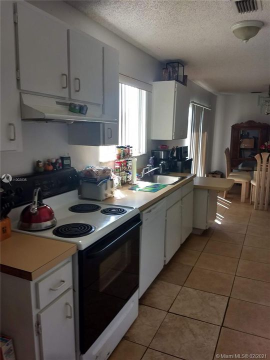 Vendido Recientemente: $199,000 (3 camas, 2 baños, 1183 Pies cuadrados)