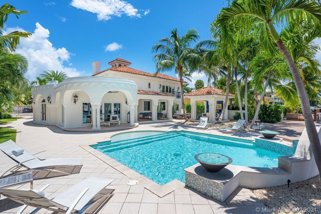 Recently Sold: $3,499,000 (4 beds, 4 baths, 4158 Square Feet)
