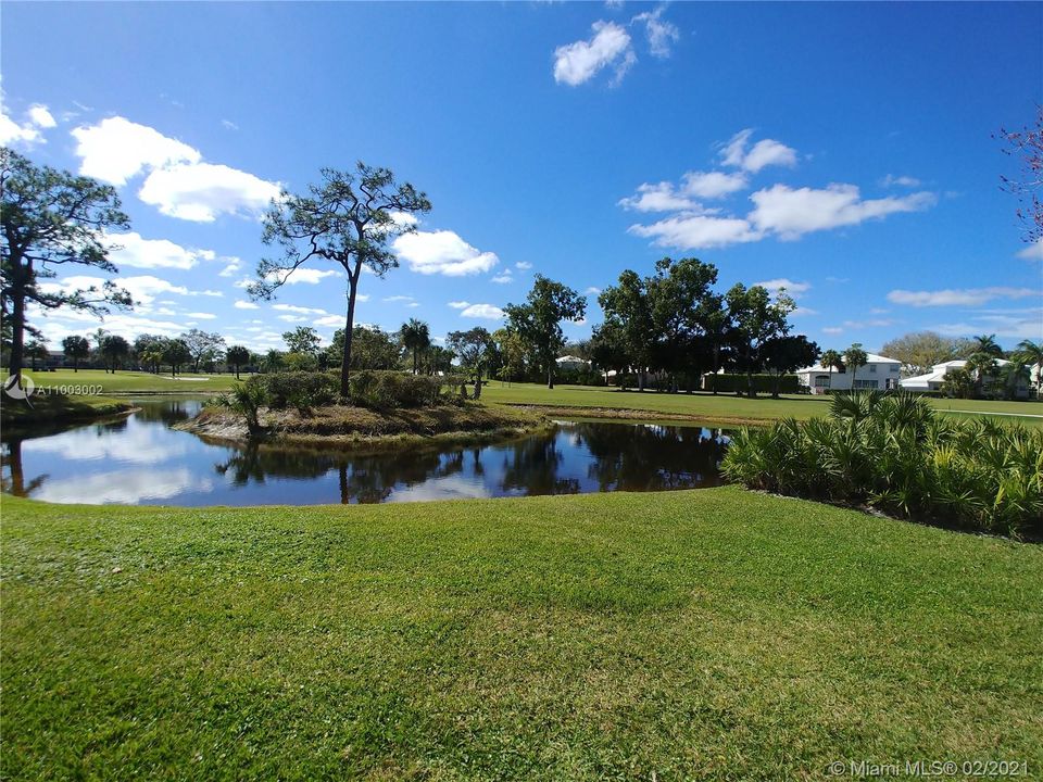 Community built around 18 hole Tom Fazio golf course.