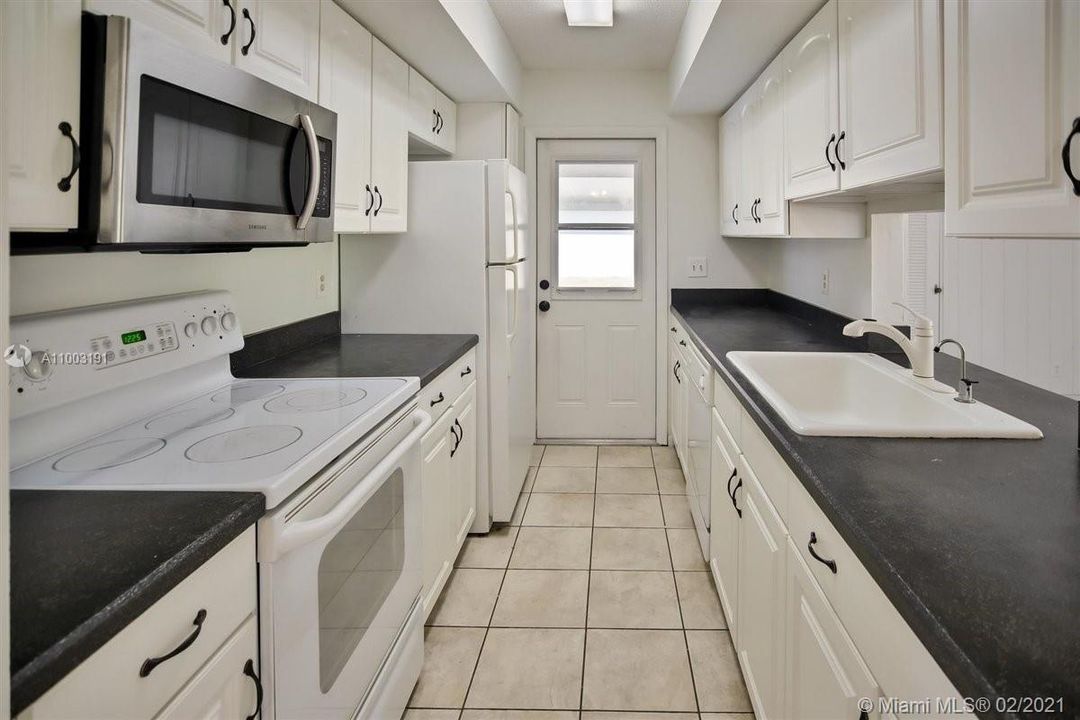 Recently Sold: $199,000 (2 beds, 2 baths, 905 Square Feet)