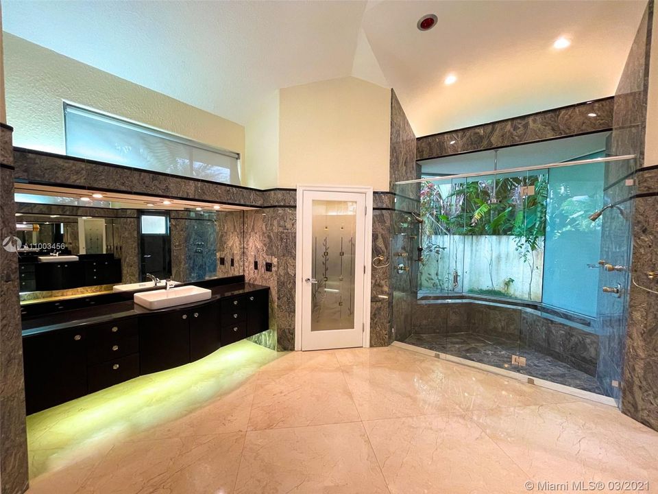 Недавно продано: $2,350,000 (5 спален, 6 ванн, 5793 Квадратных фут)