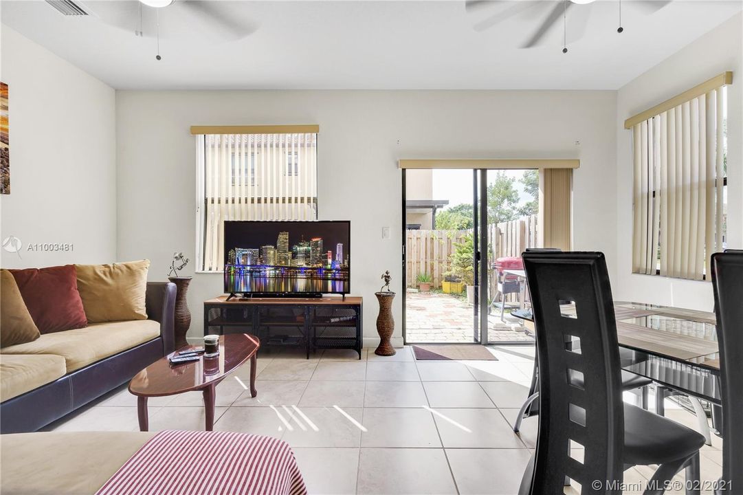 Vendido Recientemente: $249,000 (2 camas, 2 baños, 1422 Pies cuadrados)