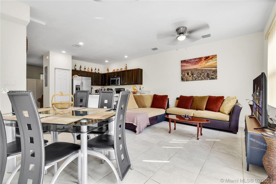 Vendido Recientemente: $249,000 (2 camas, 2 baños, 1422 Pies cuadrados)