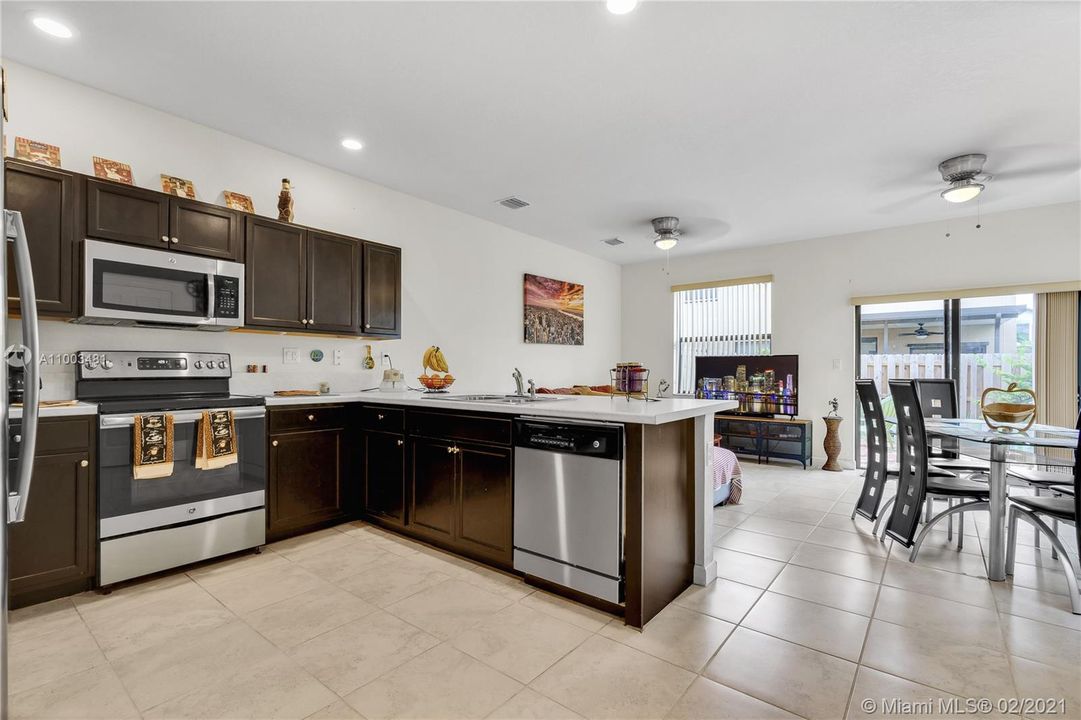 Vendido Recientemente: $249,000 (2 camas, 2 baños, 1422 Pies cuadrados)