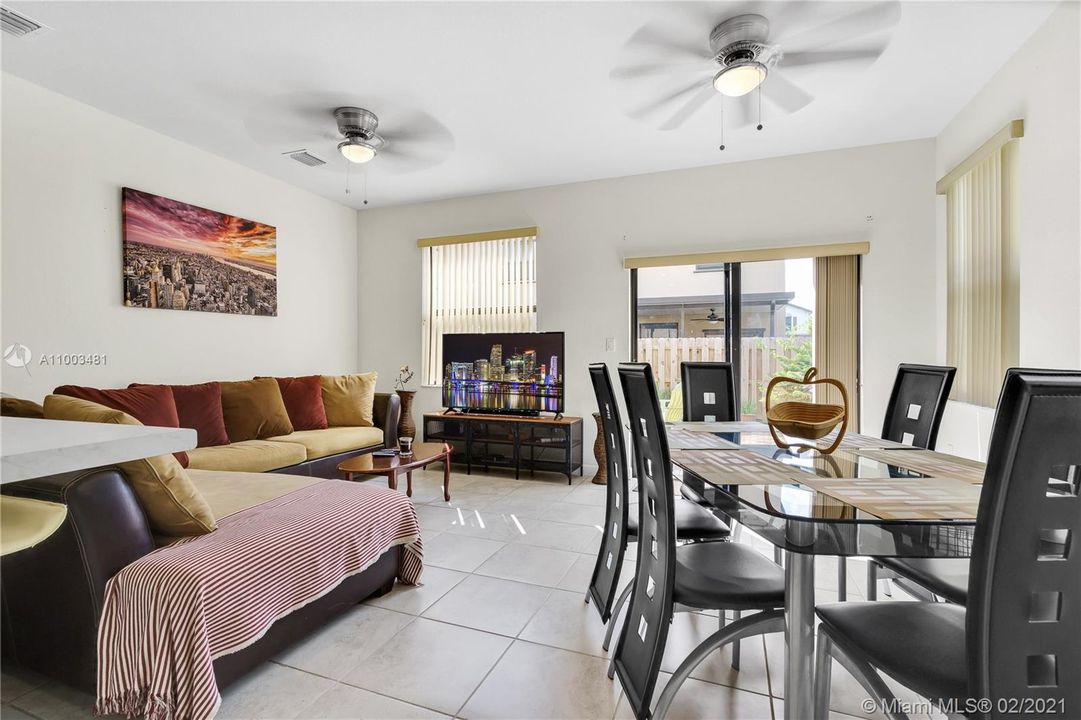 Vendido Recientemente: $249,000 (2 camas, 2 baños, 1422 Pies cuadrados)