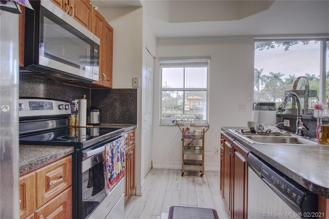 Vendido Recientemente: $300,000 (3 camas, 2 baños, 1616 Pies cuadrados)