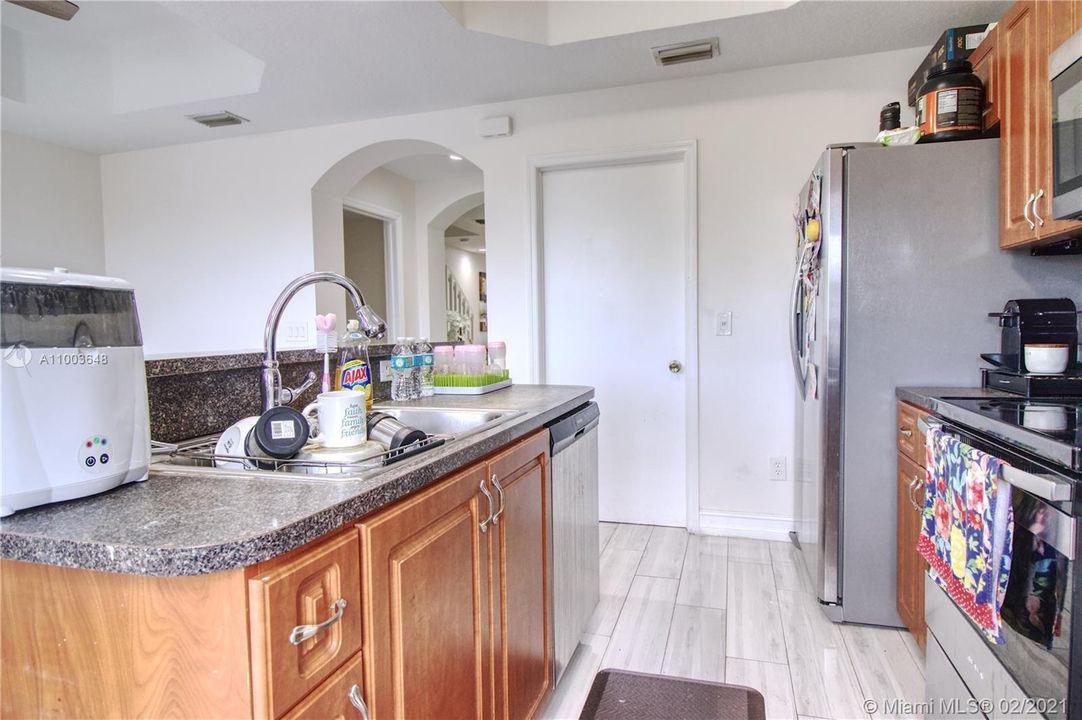 Vendido Recientemente: $300,000 (3 camas, 2 baños, 1616 Pies cuadrados)