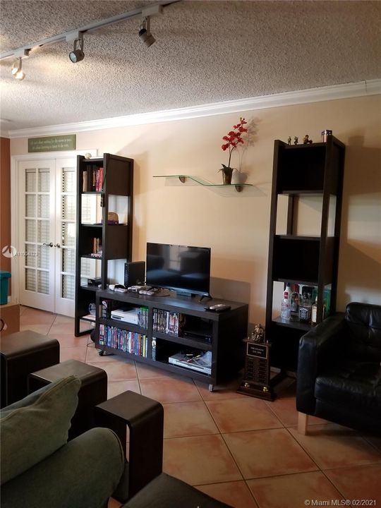 Recently Rented: $2,375 (2 beds, 2 baths, 910 Square Feet)