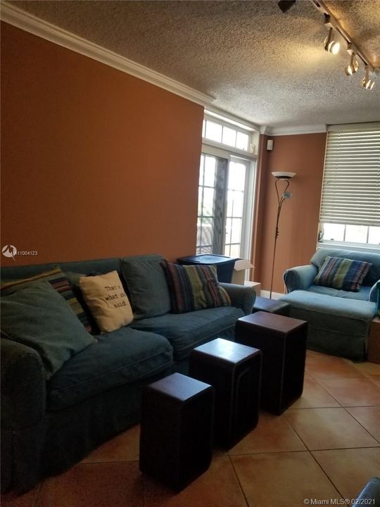 Recently Rented: $2,375 (2 beds, 2 baths, 910 Square Feet)