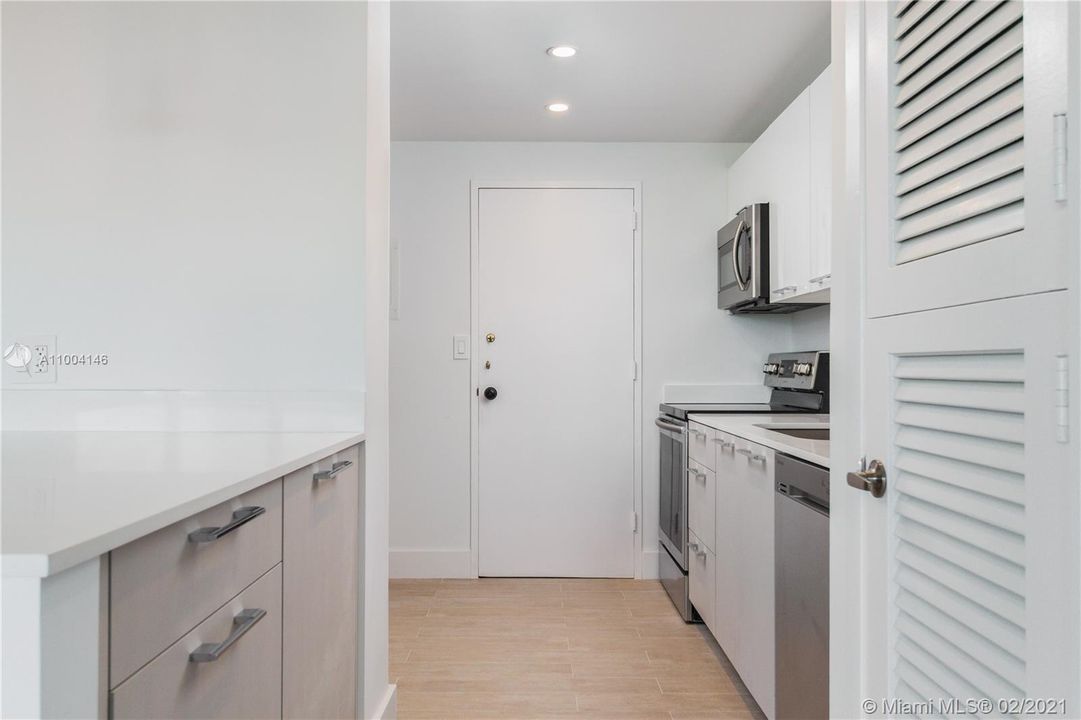 Recently Rented: $2,000 (1 beds, 1 baths, 895 Square Feet)