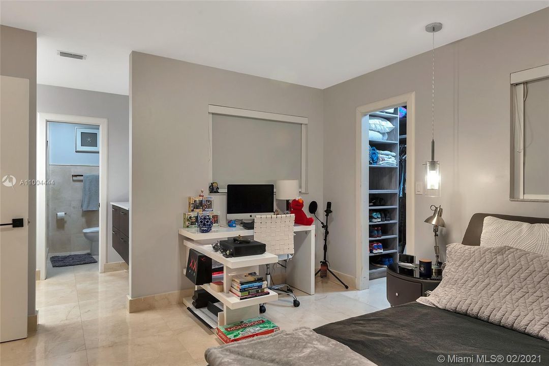 最近售出: $2,273,900 (5 贝兹, 6 浴室, 5760 平方英尺)