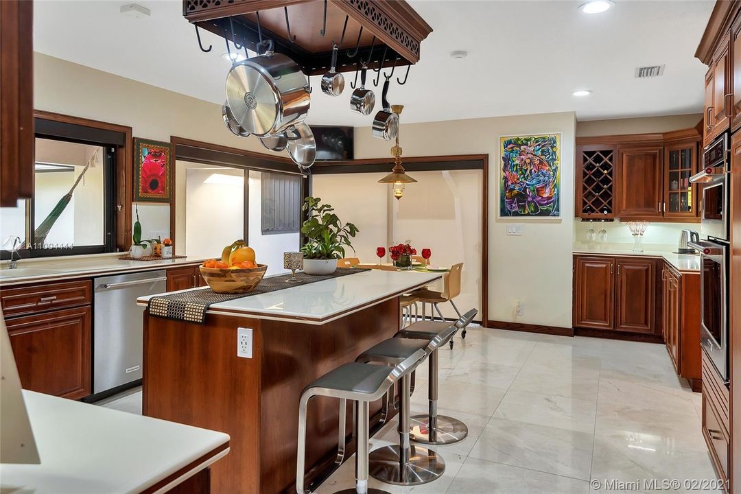 最近售出: $2,273,900 (5 贝兹, 6 浴室, 5760 平方英尺)