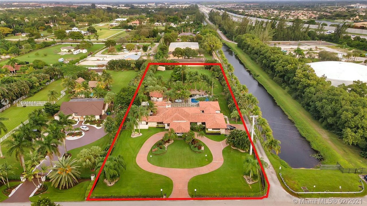 最近售出: $2,273,900 (5 贝兹, 6 浴室, 5760 平方英尺)