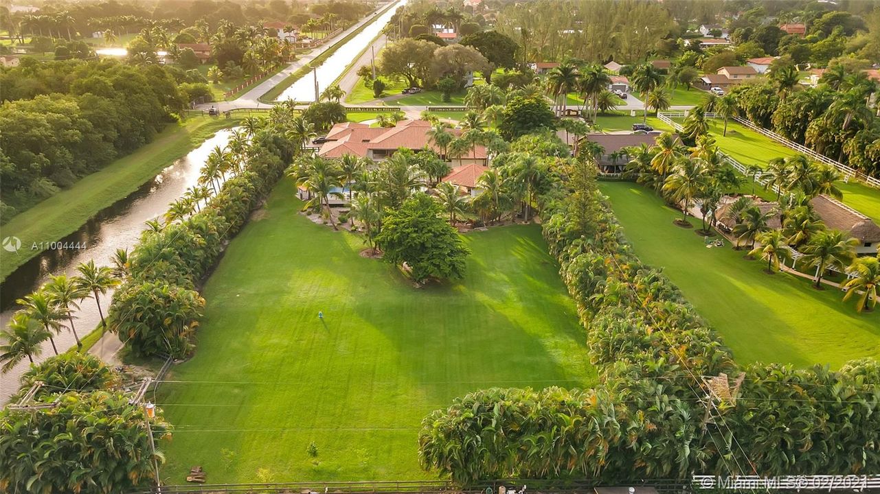 最近售出: $2,273,900 (5 贝兹, 6 浴室, 5760 平方英尺)