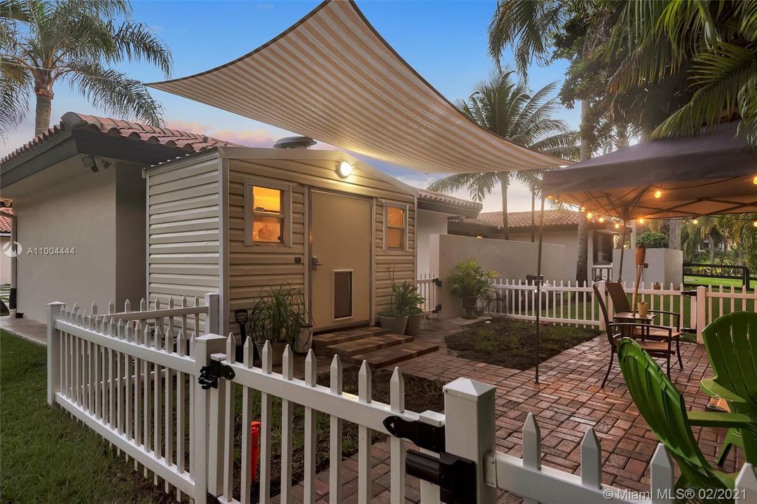 最近售出: $2,273,900 (5 贝兹, 6 浴室, 5760 平方英尺)