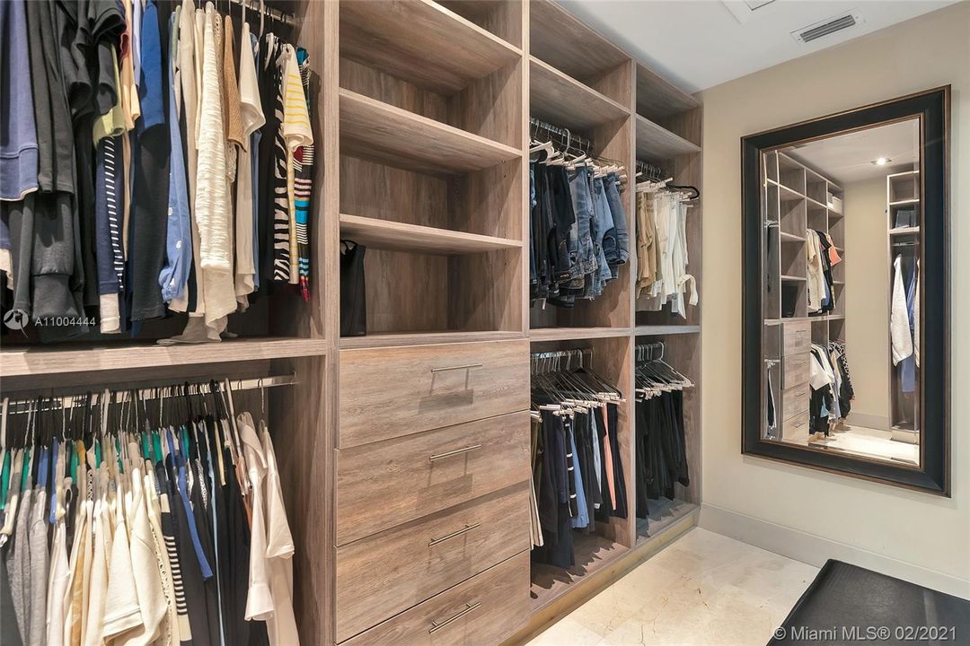 最近售出: $2,273,900 (5 贝兹, 6 浴室, 5760 平方英尺)