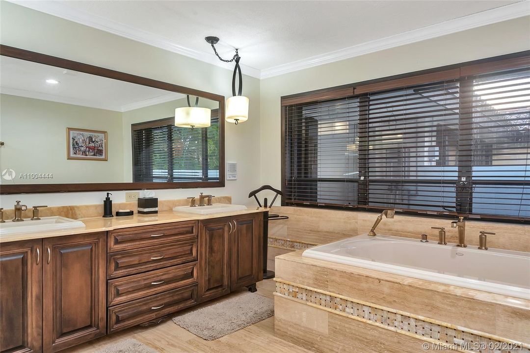 最近售出: $2,273,900 (5 贝兹, 6 浴室, 5760 平方英尺)