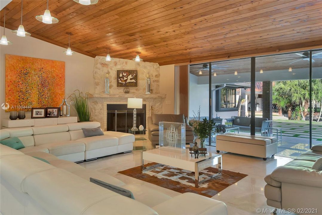 最近售出: $2,273,900 (5 贝兹, 6 浴室, 5760 平方英尺)