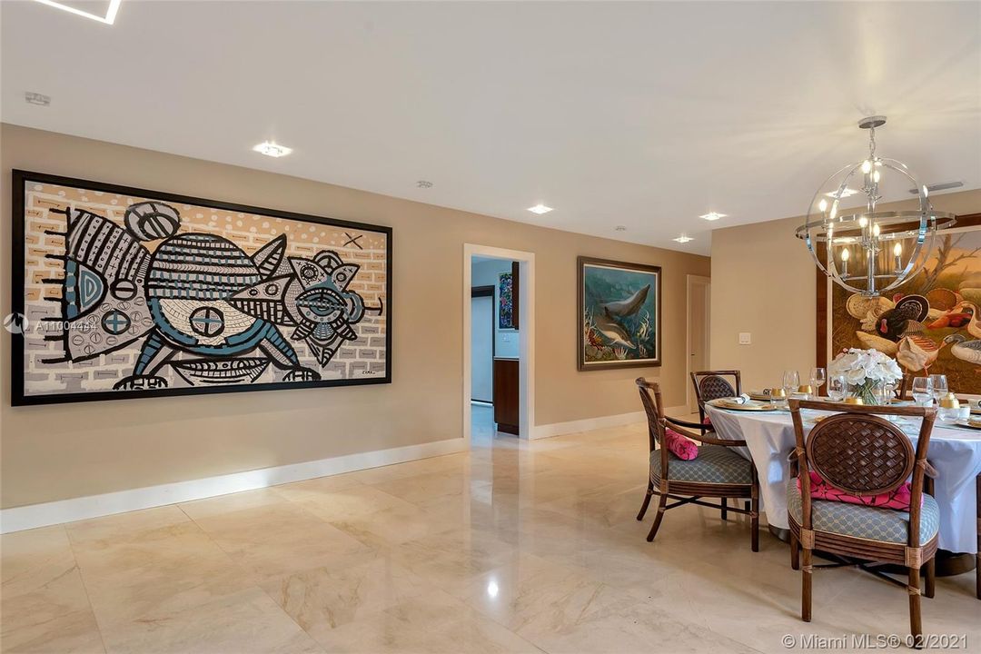 最近售出: $2,273,900 (5 贝兹, 6 浴室, 5760 平方英尺)