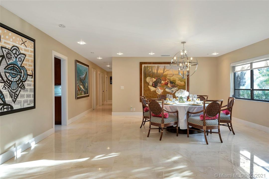 最近售出: $2,273,900 (5 贝兹, 6 浴室, 5760 平方英尺)