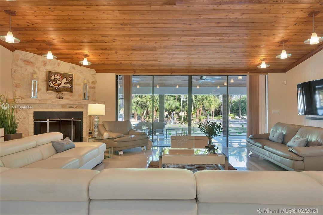 最近售出: $2,273,900 (5 贝兹, 6 浴室, 5760 平方英尺)