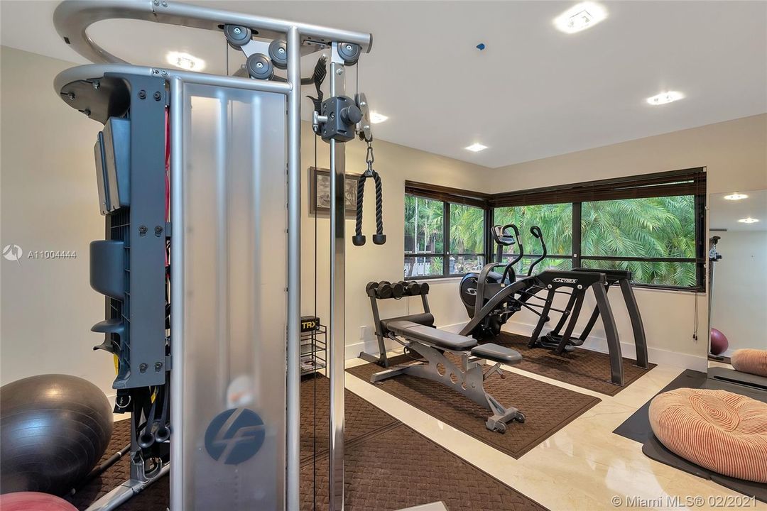 最近售出: $2,273,900 (5 贝兹, 6 浴室, 5760 平方英尺)