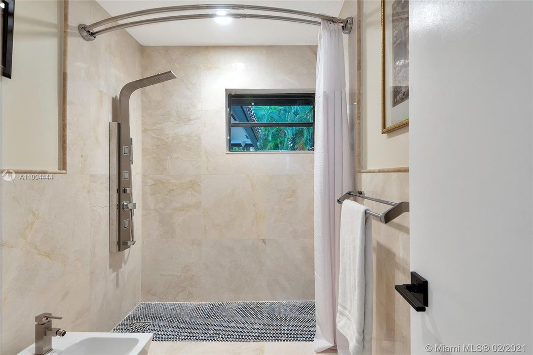 最近售出: $2,273,900 (5 贝兹, 6 浴室, 5760 平方英尺)