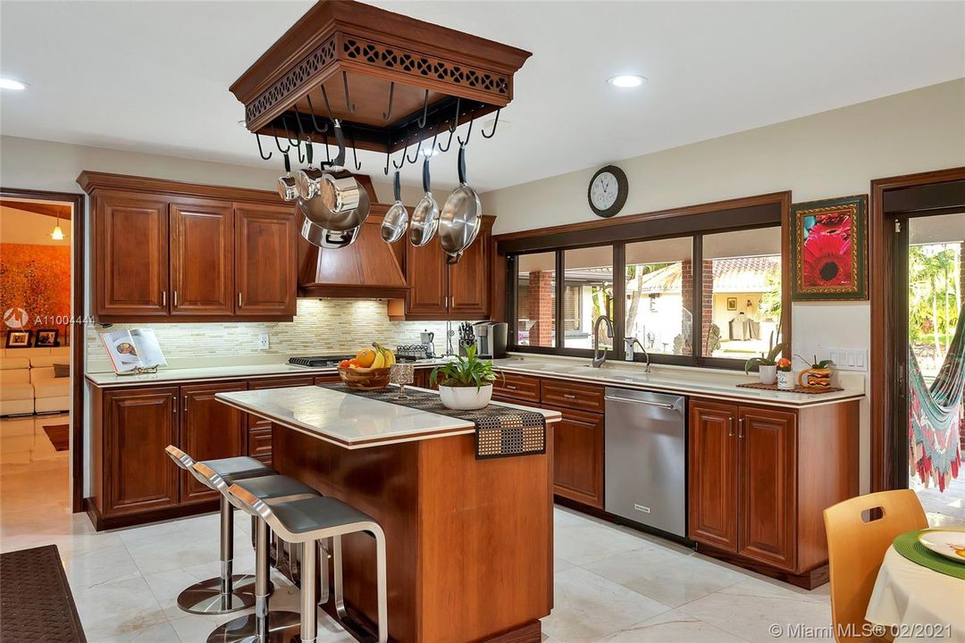 最近售出: $2,273,900 (5 贝兹, 6 浴室, 5760 平方英尺)