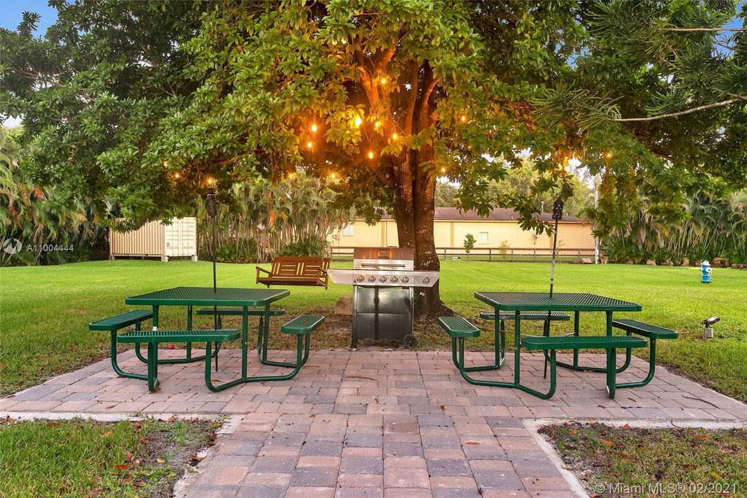 最近售出: $2,273,900 (5 贝兹, 6 浴室, 5760 平方英尺)