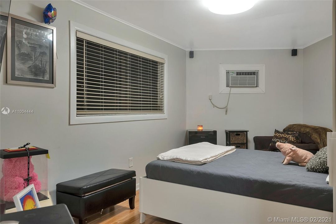 最近售出: $2,273,900 (5 贝兹, 6 浴室, 5760 平方英尺)