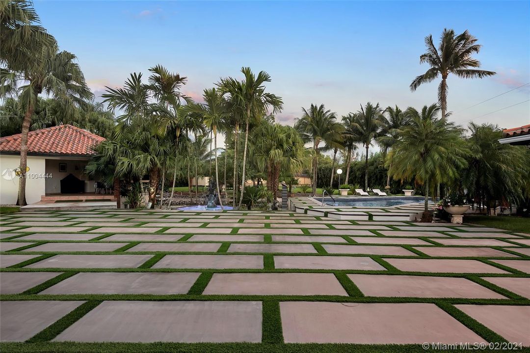 最近售出: $2,273,900 (5 贝兹, 6 浴室, 5760 平方英尺)