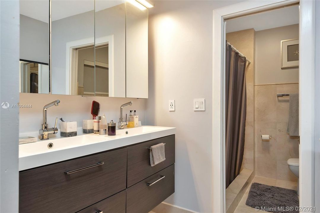 最近售出: $2,273,900 (5 贝兹, 6 浴室, 5760 平方英尺)