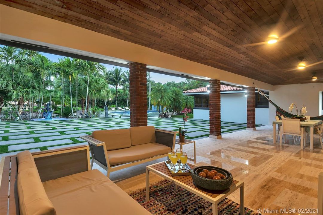 最近售出: $2,273,900 (5 贝兹, 6 浴室, 5760 平方英尺)