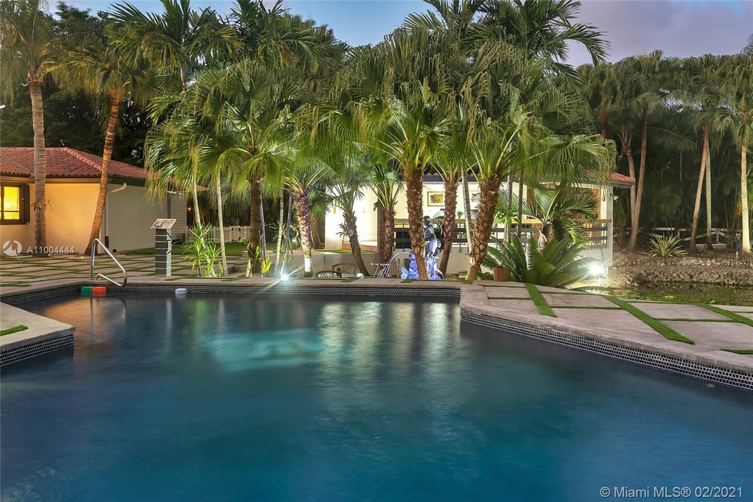 最近售出: $2,273,900 (5 贝兹, 6 浴室, 5760 平方英尺)