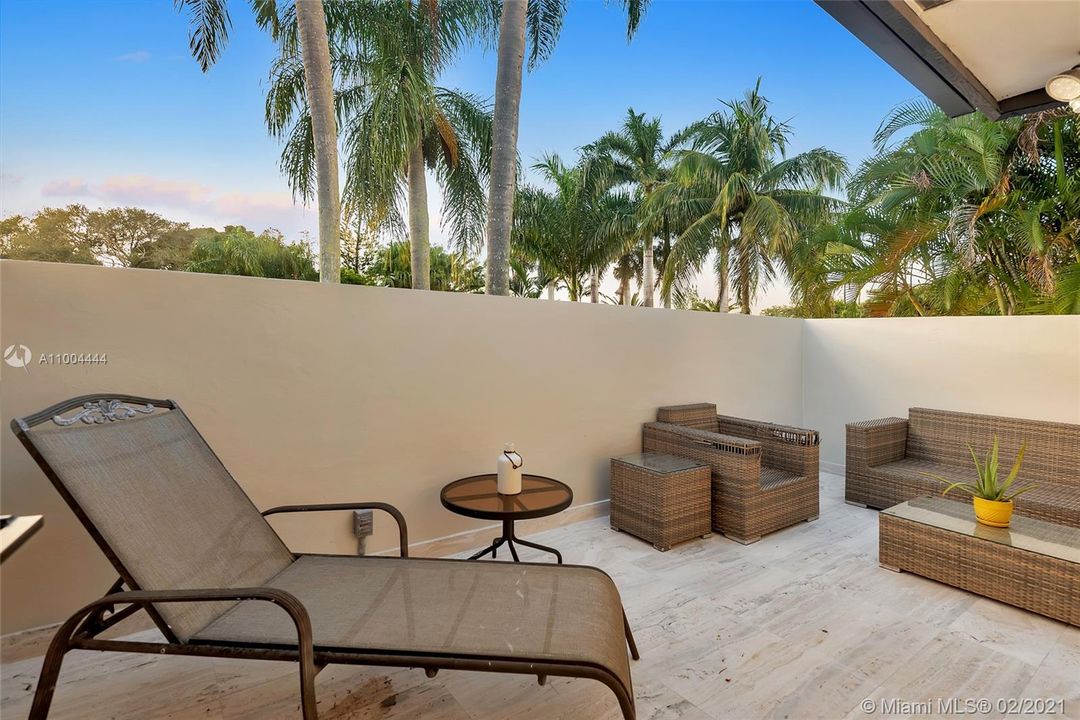 最近售出: $2,273,900 (5 贝兹, 6 浴室, 5760 平方英尺)