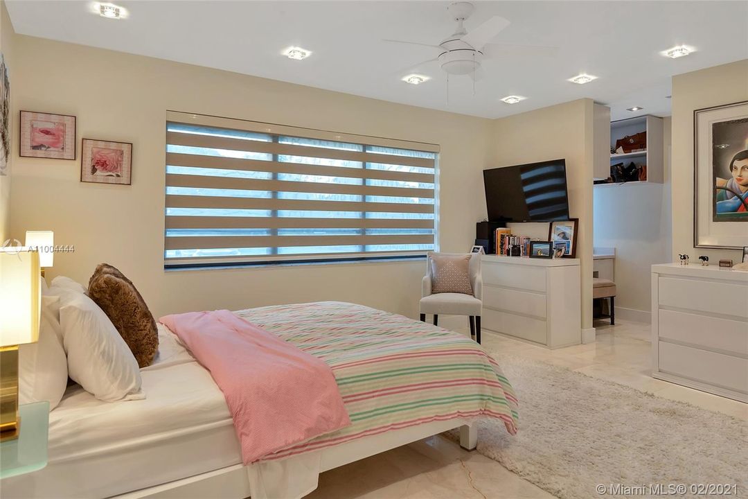 最近售出: $2,273,900 (5 贝兹, 6 浴室, 5760 平方英尺)