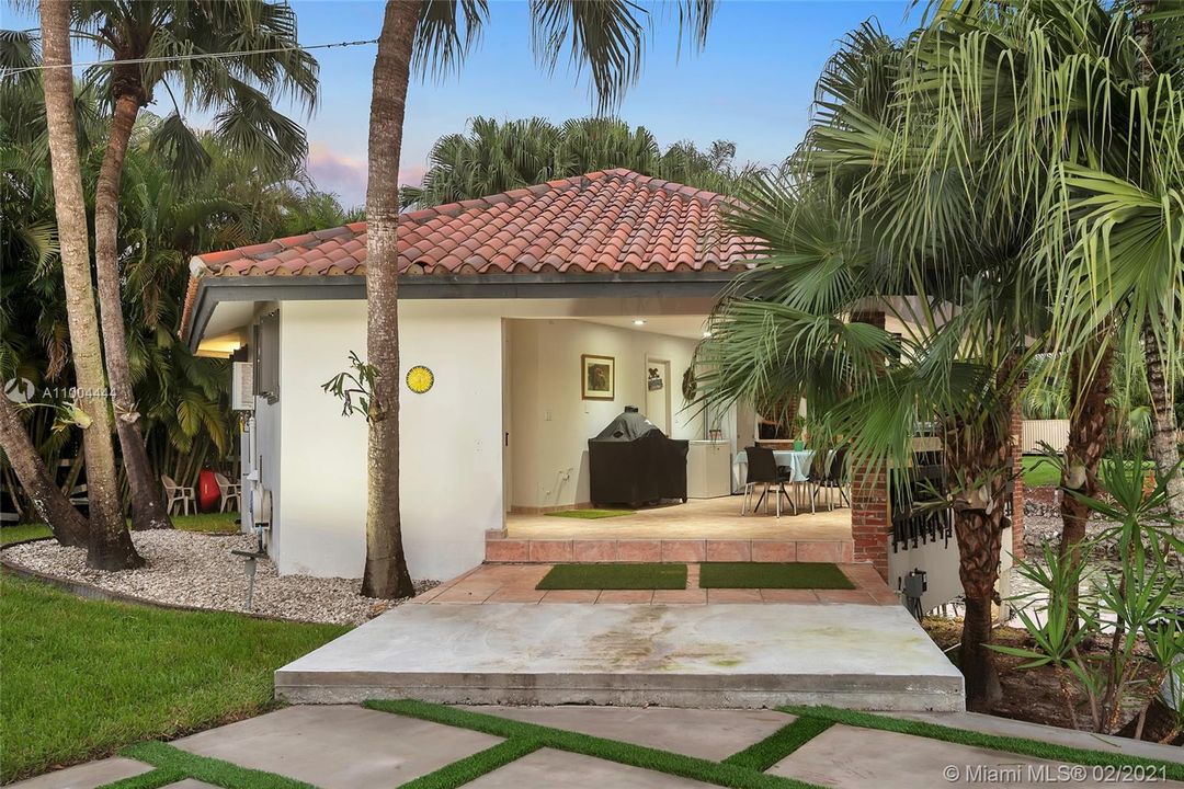 最近售出: $2,273,900 (5 贝兹, 6 浴室, 5760 平方英尺)