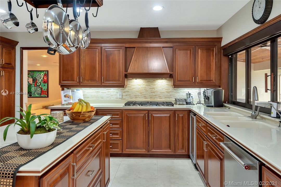 最近售出: $2,273,900 (5 贝兹, 6 浴室, 5760 平方英尺)