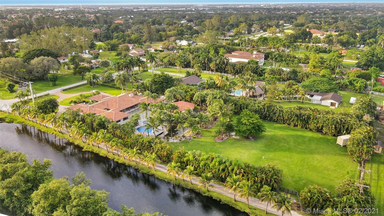 最近售出: $2,273,900 (5 贝兹, 6 浴室, 5760 平方英尺)