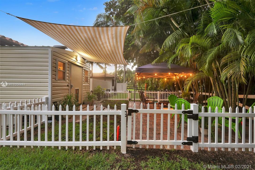 最近售出: $2,273,900 (5 贝兹, 6 浴室, 5760 平方英尺)