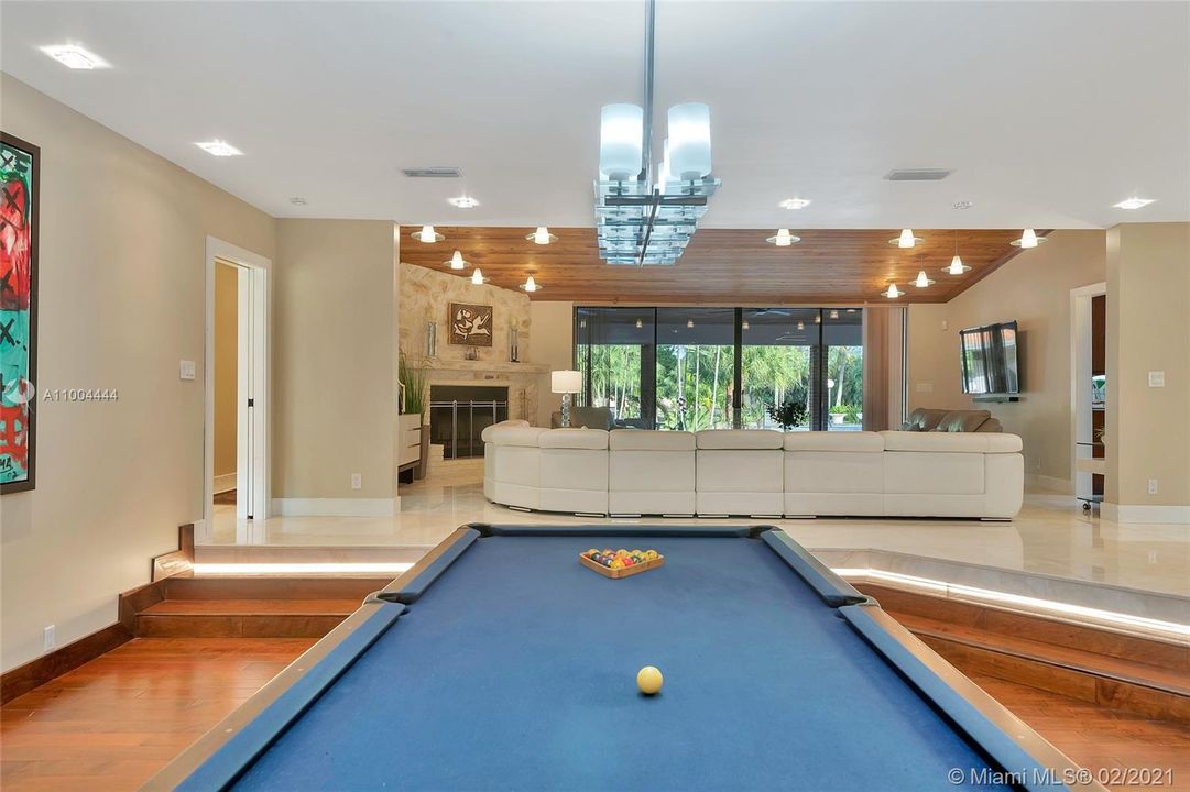 最近售出: $2,273,900 (5 贝兹, 6 浴室, 5760 平方英尺)